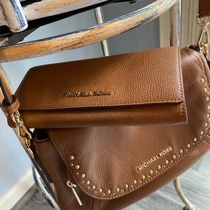 100% authentic Michael Kors crossbody with wallet